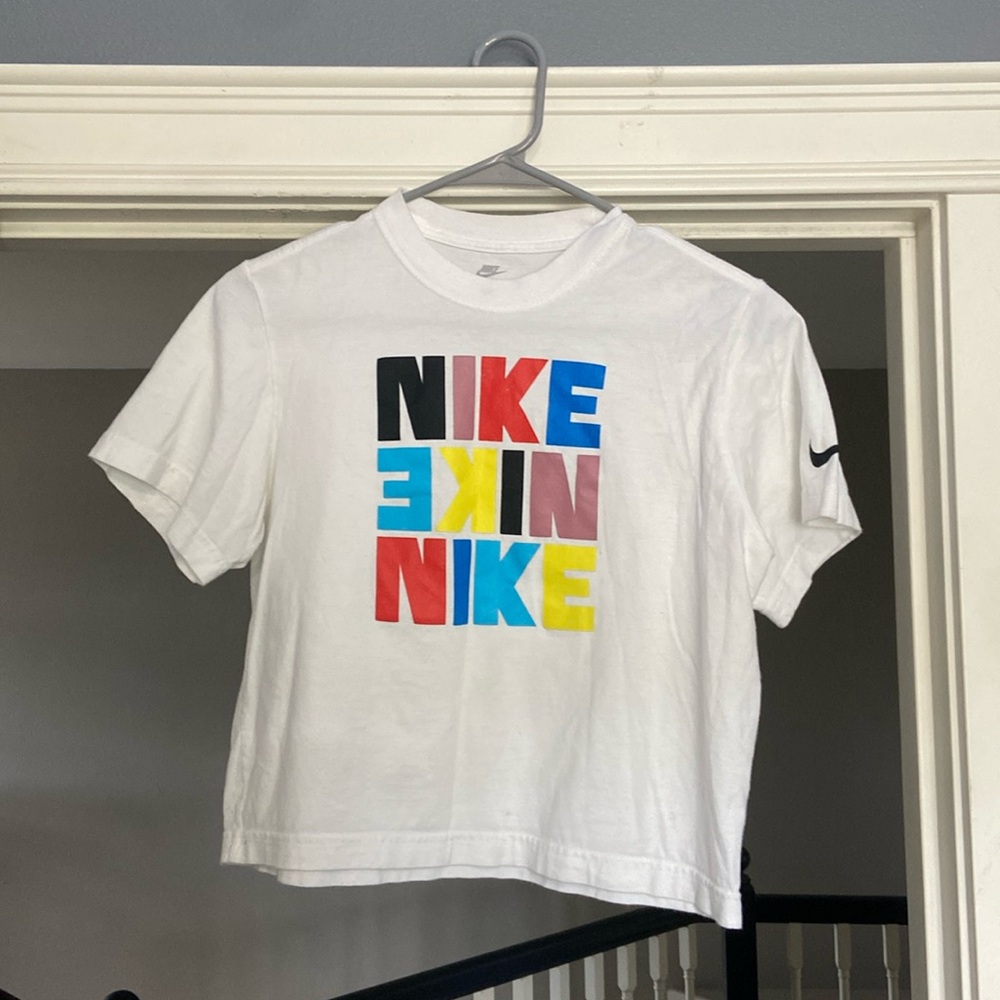 Nike women’s cropped graphic t Medium